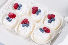 Heerlijke zoete cupcakes met room en bessen stock afbeelding Heerlijke zoete cupcakes met room en bessen stock afbeelding