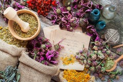 Heilende Kräuter in den Taschen des groben Sackzeugs, im hölzernen Mörser, in den Flaschen und in der Tinktur stockfotografie Heilende Kräuter in den Taschen des groben Sackzeugs, im hölzernen Mörser, in den Flaschen und in der Tinktur stockfotografie