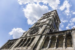 Heilig-Geist kyrka, enromansk basilika med den väldiga klockan fotografering för bildbyråer Heilig-Geist kyrka, enromansk basilika med den väldiga klockan fotografering för bildbyråer