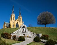 Heilige Andrew Catholic Church, Maagdelijke Mary Memorial en Boom Royalty-vrije Stock Foto Heilige Andrew Catholic Church, Maagdelijke Mary Memorial en Boom Royalty-vrije Stock Foto