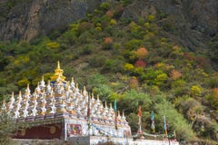 Heilige Pagoden im tibetanischen Tempel mit buntem Wald auf Berg Stockbild Heilige Pagoden im tibetanischen Tempel mit buntem Wald auf Berg Stockbild
