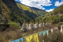 Heilige Pagoden im tibetanischen Tempel mit buntem Wald auf Berg Lizenzfreie Stockfotos Heilige Pagoden im tibetanischen Tempel mit buntem Wald auf Berg Lizenzfreie Stockfotos