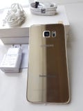Heimlicher Rand Samsungs-Galaxie s6 plus Goldplatin stockbilder Heimlicher Rand Samsungs-Galaxie s6 plus Goldplatin stockbilder