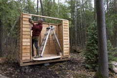 Heimwerker, der Cedar Storage Shed errichtet Lizenzfreies Stockfoto Heimwerker, der Cedar Storage Shed errichtet Lizenzfreies Stockfoto