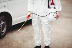 Heimwerker mit Insektenvertilgungsmittel stockfoto Heimwerker mit Insektenvertilgungsmittel stockfoto