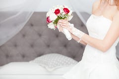 Heiraten Sie, Heiratblumenstrauß und Hochzeitskleid Braut zu Hause Brautbett lizenzfreies stockfoto Heiraten Sie, Heiratblumenstrauß und Hochzeitskleid Braut zu Hause Brautbett lizenzfreies stockfoto
