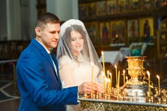 Heiratend in der Kirche, beleuchten Jungvermählten Kerzen in der Kirche lizenzfreie stockfotografie Heiratend in der Kirche, beleuchten Jungvermählten Kerzen in der Kirche lizenzfreie stockfotografie
