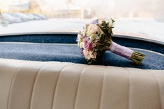 Heiratsblumenstrauß, der in einen deutschen Autoinnenraum der alten Weinlese legt stockfotografie Heiratsblumenstrauß, der in einen deutschen Autoinnenraum der alten Weinlese legt stockfotografie