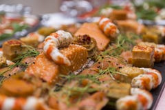 Heiratsbuffet mit Küche-kulinarischem Buffet-Lebensmittel lizenzfreie stockfotografie Heiratsbuffet mit Küche-kulinarischem Buffet-Lebensmittel lizenzfreie stockfotografie