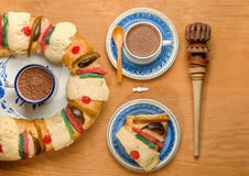 Heiße Schokolade mit Offenbarungskuchen, Könige backen, Rosca de Reyes oder Roscon de Reyes zusammen Lizenzfreie Stockbilder Heiße Schokolade mit Offenbarungskuchen, Könige backen, Rosca de Reyes oder Roscon de Reyes zusammen Lizenzfreie Stockbilder