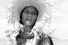 Heiße Schönheit des Nahaufnahmeporträts im sunhat und lizenzfreies stockfoto Heiße Schönheit des Nahaufnahmeporträts im sunhat und lizenzfreies stockfoto