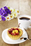 Heißer Kaffee und geschmackvoller Kuchen stockbild Heißer Kaffee und geschmackvoller Kuchen stockbild