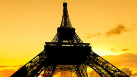 Heißer Sonnenuntergang auf Eiffelturm stockfoto Heißer Sonnenuntergang auf Eiffelturm stockfoto