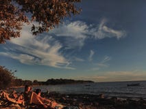 Heißer, sonniger Tag am Strand in Istrian-Stadt Porec, in Kroatien stockbild Heißer, sonniger Tag am Strand in Istrian-Stadt Porec, in Kroatien stockbild