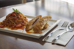 Heißes Spaghettis Pomodoro-Huhn-parmigiana auf einer Tabelle stockfotografie Heißes Spaghettis Pomodoro-Huhn-parmigiana auf einer Tabelle stockfotografie