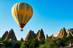 Heißluftballon in den Bergen Cappadocia die Türkei stockfoto Heißluftballon in den Bergen Cappadocia die Türkei stockfoto