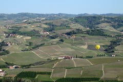 Heißluftballon über Italiens Piemonte-Region stockbild Heißluftballon über Italiens Piemonte-Region stockbild