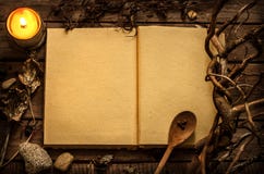 Hekserij of magisch receptenboek met alchimie rond ingrediënten stock afbeeldingen Hekserij of magisch receptenboek met alchimie rond ingrediënten stock afbeeldingen