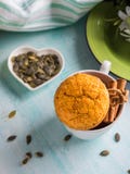 Hela vetemuffin för pumpa för frukost royaltyfri fotografi Hela vetemuffin för pumpa för frukost royaltyfri fotografi
