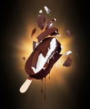 Helado de chocolate roto en muchos pedazos imagen de archivo libre de regalías Helado de chocolate roto en muchos pedazos imagen de archivo libre de regalías