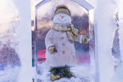 Helado el muñeco de nieve en hielo imagen de archivo Helado el muñeco de nieve en hielo imagen de archivo