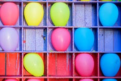 Heldere baloons in cellen bij ballonpijltjes Stock Afbeelding Heldere baloons in cellen bij ballonpijltjes Stock Afbeelding