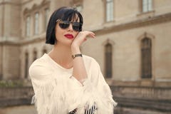Heldere make-up universele toebehoren Vrouw het modieuze model openlucht stellen Kapsel van het meisjes kijkt het donkerbruine lo stock foto's Heldere make-up universele toebehoren Vrouw het modieuze model openlucht stellen Kapsel van het meisjes kijkt het donkerbruine lo stock foto's