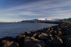 Heldere Reykjavik tegen de achtergrond van de pieken van de zasnezhenyhberg stock fotografie Heldere Reykjavik tegen de achtergrond van de pieken van de zasnezhenyhberg stock fotografie