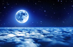 Heldere volle maan in een sterrige nachthemel boven dromerige wolken met zacht het gloeien licht royalty-vrije stock fotografie Heldere volle maan in een sterrige nachthemel boven dromerige wolken met zacht het gloeien licht royalty-vrije stock fotografie