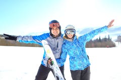 Helft-lengte portret van twee die skiërs omhelzen die beschermende brillen en blazers dragen Selectieve nadruk royalty-vrije stock foto Helft-lengte portret van twee die skiërs omhelzen die beschermende brillen en blazers dragen Selectieve nadruk royalty-vrije stock foto