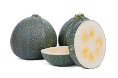 Helhet och klippt zucchini som isoleras på en vit bakgrund Naturlig grön zucchini Grönsaker mycket av näringsrika vitaminer arkivfoton Helhet och klippt zucchini som isoleras på en vit bakgrund Naturlig grön zucchini Grönsaker mycket av näringsrika vitaminer arkivfoton