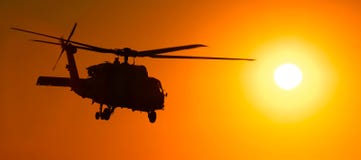 Helicóptero H-60 en la puesta del sol imágenes de archivo libres de regalías Helicóptero H-60 en la puesta del sol imágenes de archivo libres de regalías