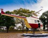 Helicóptero pronto para decolar para tocar na beleza de nuvens vibrantes foto de stock Helicóptero pronto para decolar para tocar na beleza de nuvens vibrantes foto de stock