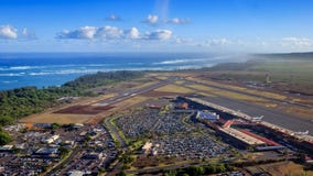 Helikopterinställning till den Kahului flygplatsen royaltyfri bild Helikopterinställning till den Kahului flygplatsen royaltyfri bild