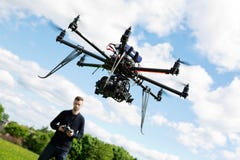 Helikoptern för teknikerFlying UAV parkerar in arkivbild Helikoptern för teknikerFlying UAV parkerar in arkivbild