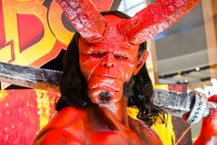 Hellboy ModelWith een mooie rechtopstaande reiziger van een film riep Hellboy-vertoning die bij bioskoop tonen royalty-vrije stock fotografie Hellboy ModelWith een mooie rechtopstaande reiziger van een film riep Hellboy-vertoning die bij bioskoop tonen royalty-vrije stock fotografie
