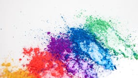 Helle Lidschatten in den verschiedenen Farben des Regenbogens, zerstreut auf einen wei?en Hintergrund lizenzfreie stockbilder Helle Lidschatten in den verschiedenen Farben des Regenbogens, zerstreut auf einen wei?en Hintergrund lizenzfreie stockbilder