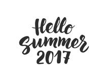 Hello-de Zomer van 2017 tekst, hand het getrokken borstel van letters voorzien groot vector illustratie Hello-de Zomer van 2017 tekst, hand het getrokken borstel van letters voorzien groot vector illustratie