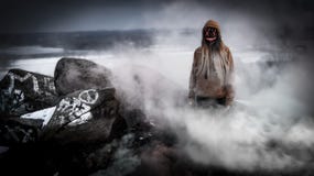 Helloween замаскировало женщину в предпосылке воды стоковая фотография rf Helloween замаскировало женщину в предпосылке воды стоковая фотография rf