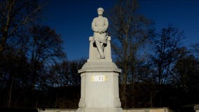 Helmuth Graf av den Moltke monumentet på hans närvarande läge på den Grosse aktern i Berlin Tiergarten på 2016, Tyskland Helmuth Graf av den Moltke monumentet på hans närvarande läge på den Grosse aktern i Berlin Tiergarten på 2016, Tyskland