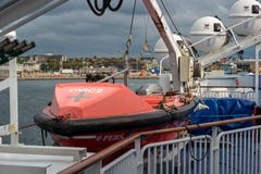 Helsingbog, Suède - 9 octobre 2016 : Bateaux de sauvetage et radeaux de sauvetage sur le ferry image stock Helsingbog, Suède - 9 octobre 2016 : Bateaux de sauvetage et radeaux de sauvetage sur le ferry image stock