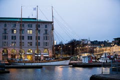 HELSINGFORS FINLAND - DEC 17, 2017: Sikt av den centrala gator, kajen och fyrkanten Kauppatori royaltyfria bilder HELSINGFORS FINLAND - DEC 17, 2017: Sikt av den centrala gator, kajen och fyrkanten Kauppatori royaltyfria bilder