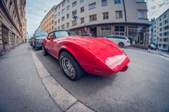 Helsinki, Finlande - 16 mai 2016 : Vieille voiture Chevrolet Corvette rouge lentille de fisheye de perspective de déformation image stock Helsinki, Finlande - 16 mai 2016 : Vieille voiture Chevrolet Corvette rouge lentille de fisheye de perspective de déformation image stock