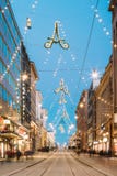 Helsinki, Finlande Vue de nuit de rue d'Aleksanterinkatu avec le chemin de fer Photos libres de droits Helsinki, Finlande Vue de nuit de rue d'Aleksanterinkatu avec le chemin de fer Photos libres de droits