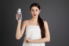 Hembra europea joven hermosa con el pelo moreno largo en toalla de baño imagen de archivo libre de regalías Hembra europea joven hermosa con el pelo moreno largo en toalla de baño imagen de archivo libre de regalías