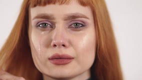 Hembra gritadora hermosa joven quitar los rasgones de su cara y dolor el mostrar, trastorno, sedness, metrajes Hembra gritadora hermosa joven quitar los rasgones de su cara y dolor el mostrar, trastorno, sedness, metrajes