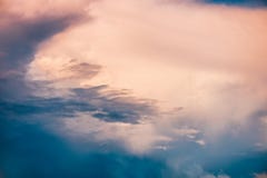 Hemel met wolken in geel worden gestemd die en blauw Royalty-vrije Stock Foto's Hemel met wolken in geel worden gestemd die en blauw Royalty-vrije Stock Foto's