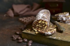 Hemlagad chokladsalami med kakor och muttrar royaltyfri bild Hemlagad chokladsalami med kakor och muttrar royaltyfri bild