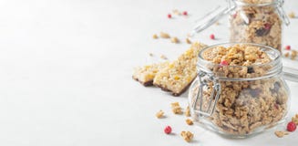 Hemlagad granola med bär i en murarekrus på vit bakgrund royaltyfri foto Hemlagad granola med bär i en murarekrus på vit bakgrund royaltyfri foto