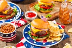 Hemlagad Memorial Day hamburgarepicknick royaltyfri bild Hemlagad Memorial Day hamburgarepicknick royaltyfri bild